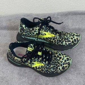 🛍️ Brooks Adrenaline GTS 21 running shoes 'Run Wild' leopard print!